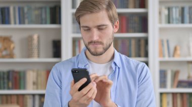 Akıllı Telefon Kullanan İnsanın Portresi