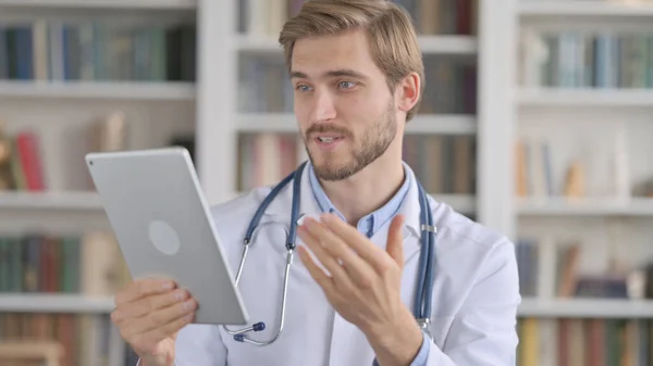 Retrato del Doctor haciendo Video Chat en Tableta Digital —  Fotos de Stock