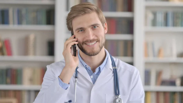 Retrato de médico falando por telefone — Fotografia de Stock