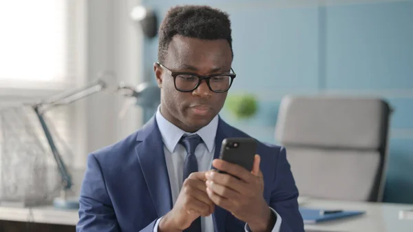 Portrét afrického podnikatele pomocí chytrého telefonu — Stock fotografie