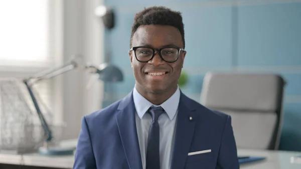 Portrét atraktivního afrického podnikatele usmívajícího se na kameru — Stock fotografie