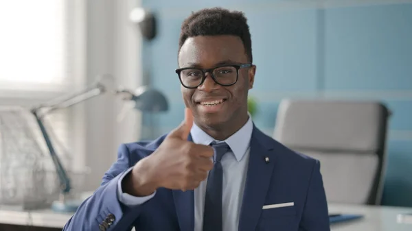 Portret van Afrikaanse zakenman toont duimen omhoog Aanmelden — Stockfoto
