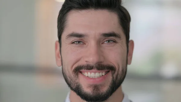 Gros plan du jeune homme souriant à la caméra — Photo