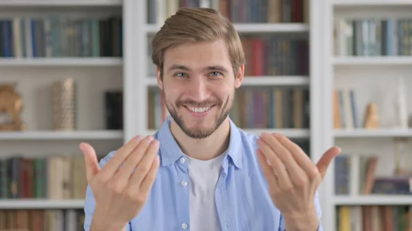 Portret van een man die naar de camera wijst en uitnodigt — Stockfoto