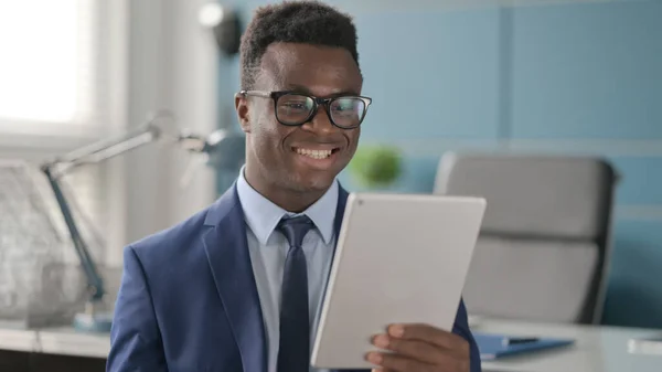 Portrét videohovoru na tabletu od Afrického muže v kanceláři — Stock fotografie
