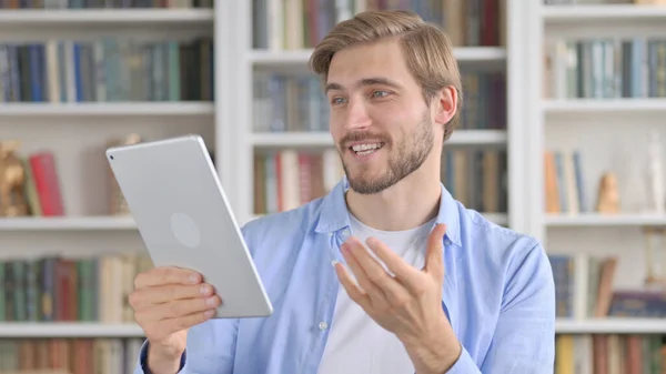 Portrét videohovoru na tabletu Man in Office — Stock fotografie