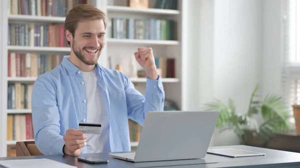 Hombre haciendo el pago en línea con éxito en el ordenador portátil — Foto de Stock