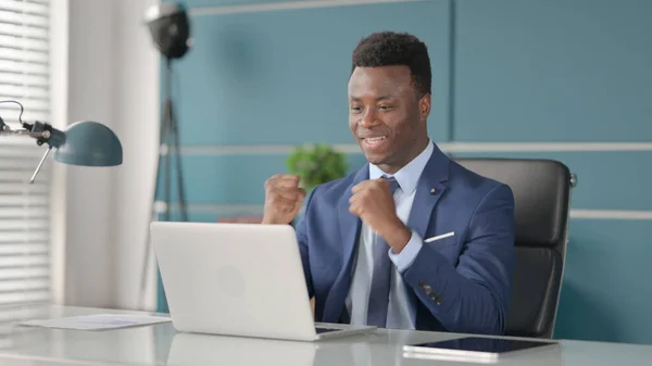 Afričtí podnikatelé slaví úspěch při používání notebooku v kanceláři — Stock fotografie