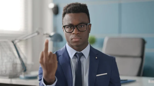 Portrét rozzlobeného afrického podnikatele se znaménkem prostředního prstu — Stock fotografie