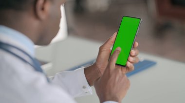 Yeşil Krom Anahtar Ekranlı Akıllı Telefon Kullanan Afrikalı Doktorun Arka Görünümü 