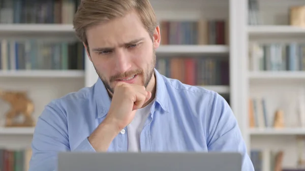 Close Up of Man reaguje na utratę podczas korzystania z laptopa — Zdjęcie stockowe