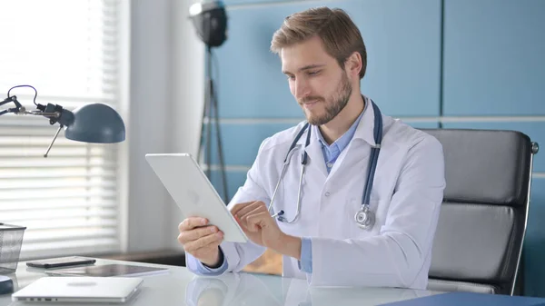 Γιατρός που εργάζεται σε Tablet στην κλινική — Φωτογραφία Αρχείου