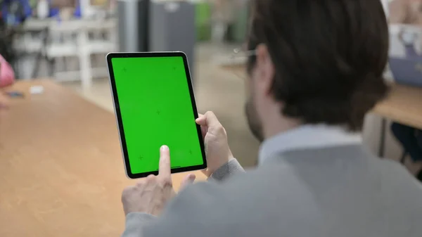 Man using Tablet with Green Chroma Screen — Stock fotografie