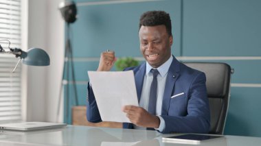 Ofisteki Belgeleri Okurken Afrikalı İşadamı Başarı Kutlaması