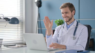 Video için Doktor Dalgalanması Klinikteki Laptop 'ta 