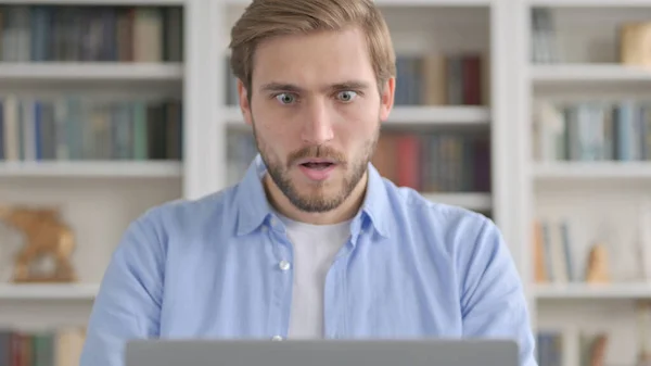 Close Up of Man uczucie szoku podczas korzystania z laptopa — Zdjęcie stockowe