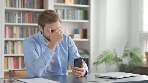 Empörter Mann reagiert auf Verlust am Smartphone — Stockfoto