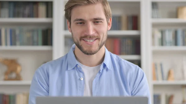 Close Up of Man Falando em Chamada de Vídeo no Laptop — Fotografia de Stock