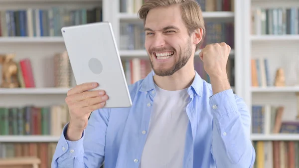 Retrato do homem comemorando no tablet no escritório — Fotografia de Stock