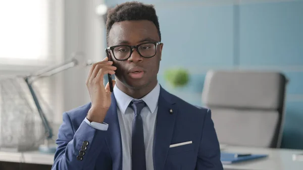 Portrét afrického muže mluvící po telefonu — Stock fotografie