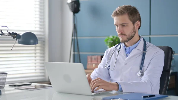 Medico che lavora sul computer portatile in clinica — Foto Stock