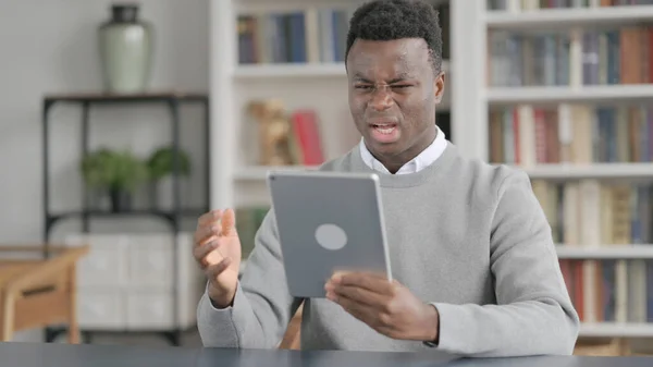 Homem Africano Reagindo à Perda no Tablet — Fotografia de Stock