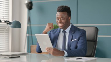 Ofisteki Tablette Başarıyı Kutlayan Afrikalı İşadamı 