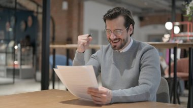 Ofisteki Belgeleri Okurken Genç Adam Sinirlendi