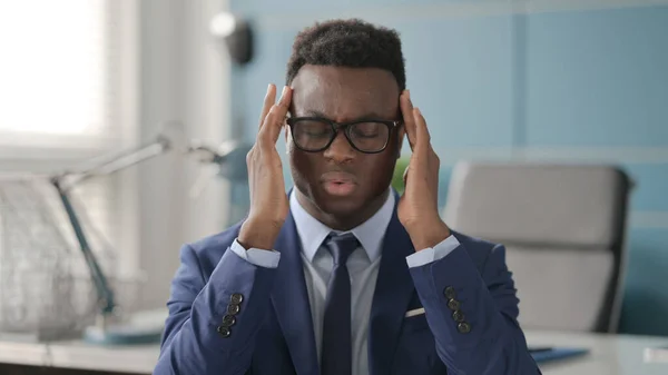 Portrét afrického podnikatele s bolestí hlavy — Stock fotografie