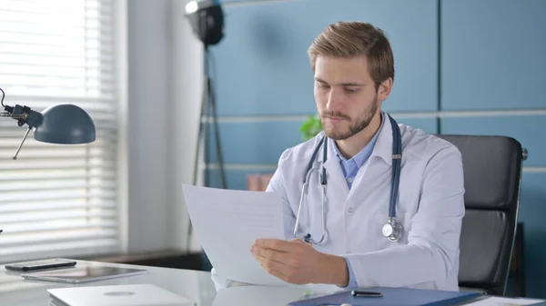 Doctor Γράφοντας σε χαρτί στην Κλινική — Φωτογραφία Αρχείου