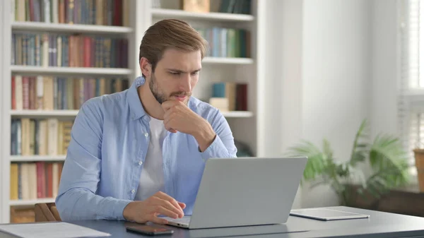 Man Feeling Zavart használata közben Laptop az irodában — Stock Fotó