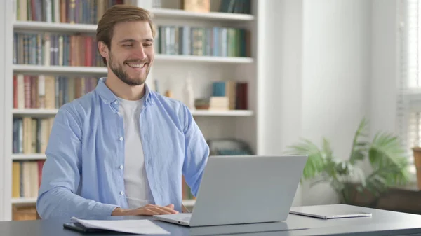 Happy Man Reading Contract on Laptop — Foto Stock