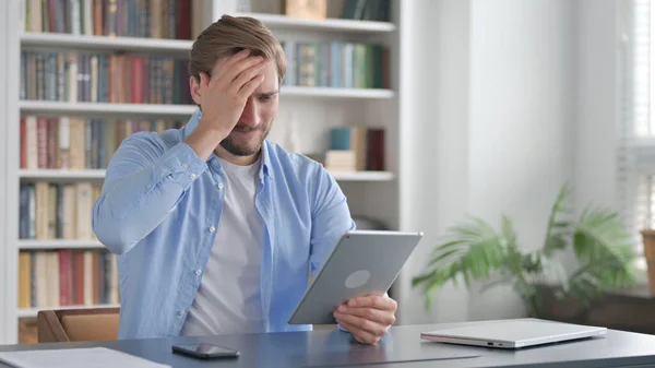 Man Crying after Loss on Tablet in Office — Fotografia de Stock