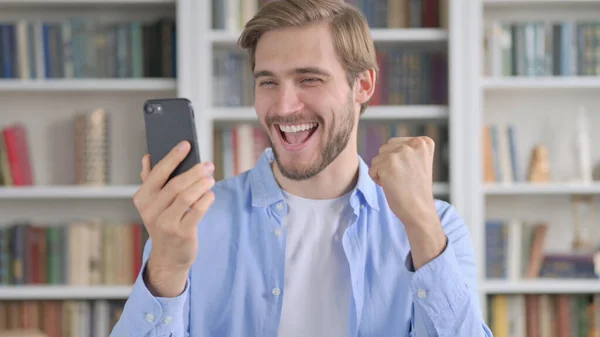 Retrato do homem comemorando no smartphone — Fotografia de Stock