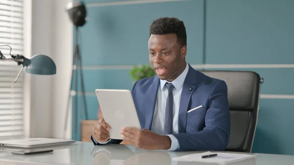 Afričtí podnikatelé dělat videohovor na tabletu v kanceláři — Stock fotografie