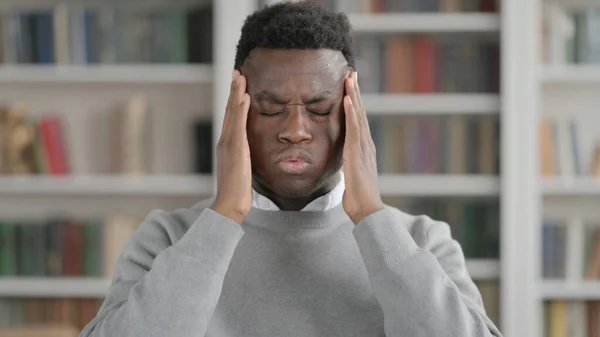 Portrét afrického muže s bolestí hlavy — Stock fotografie