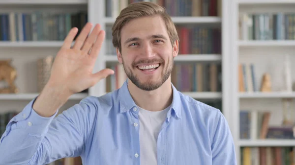 Retrato del hombre saludando, dando la bienvenida —  Fotos de Stock