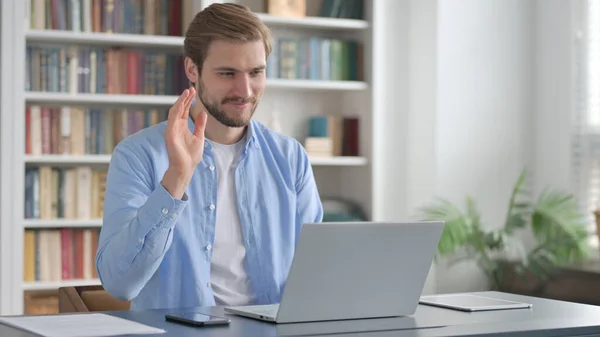Man Waving Hand for Hello During Video Chat in Office — Stockfoto