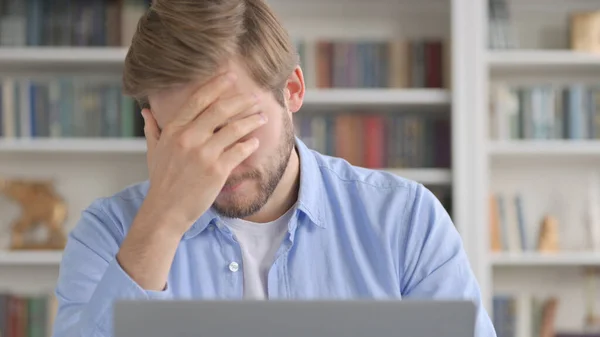 Κοντινό πλάνο του ανθρώπου κλαίει μετά την απώλεια στο laptop — Φωτογραφία Αρχείου