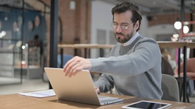 Genç Adam Ofiste Otururken Bilgisayarı Açıyor