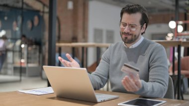 Çevrimiçi Ödeme Sorunları Olan Genç Adam İş Başında