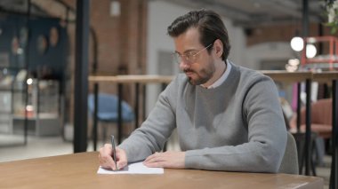 Ofisteki Kağıda Yazan Genç Adam