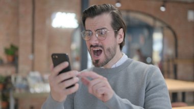 Akıllı Telefon Kullanırken Kayıp Olan Genç Adam