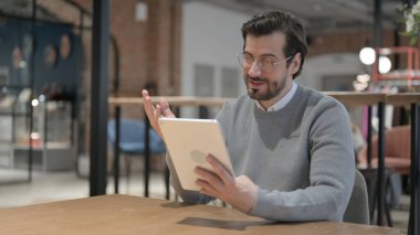 Ofisteki Tablet 'te Video Çağrısı Yapan Genç Adam