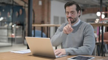 Ofiste dizüstü bilgisayar kullanırken Genç Adam Kafasını Sallıyor İşaret Yok