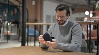 Ofisteki Boş Cüzdanı Denetleyen Adam, Kriz