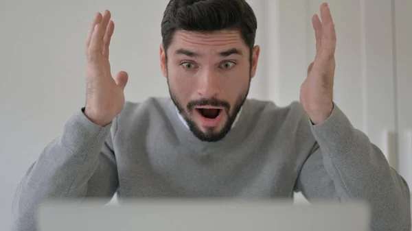 Közelkép a fiatal férfi reagál a veszteségre használata közben Laptop — Stock Fotó