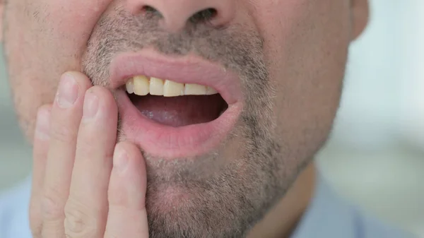 Close up de boca de homem de meia-idade com dor de dente — Fotografia de Stock