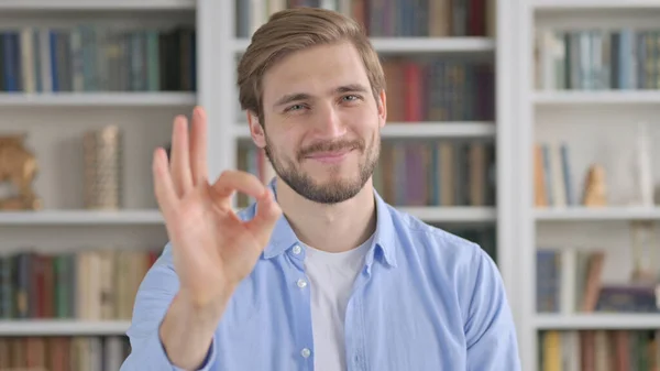 Portret van Positieve Man toont OK Sign — Stockfoto