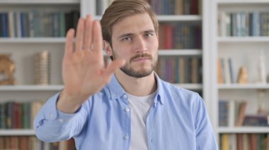 Dur İşaretini Elle Gösteren Adam Portresi